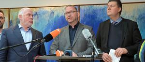 Ulrich Silberbach, Verhandlungsführer vom Deutschen Beamten Bund (DBB), ver.di Vorsitzender Frank Wernicke und Andreas Dressel, Hamburgs Finanzsenator und Verhandlungsführer der Länder, (v.l.) zeigen sich bei einer Pressekonferenz mit dem Ergebnis der Tarifverhandlungen zwischen Gewerkschaften und dem Öffentlichen Dienst zufrieden Foto: Michael Bahlo/dpa