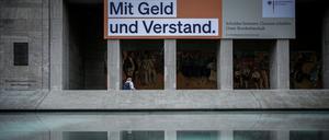 Ein Plakat mit der Aufschrift: „Mit Geld und Verstand. Schulden bremsen, Chancen schaffen. Unser Bundeshaushalt.“ hängt über dem Eingang zum Bundesministerium der Finanzen. Inzwischen ist die Spruchtafel verhüllt. 