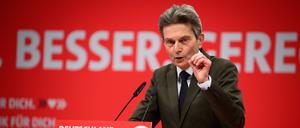 09.12.2023, Berlin: Rolf Mützenich, Vorsitzender der SPD-Bundestagsfraktion, spricht beim ordentlichen Bundesparteitag der SPD auf dem Berliner Messegelände.