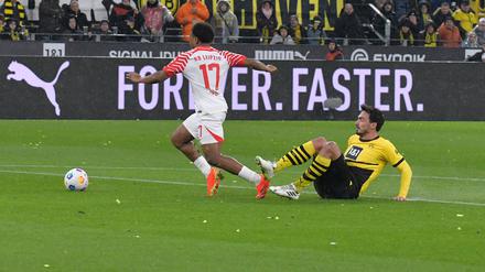 Notbremse gegen Lois Openda: Mats Hummels sieht für dieses Foul die Rote Karte.