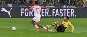 Notbremse gegen Lois Openda: Mats Hummels sieht für dieses Foul die Rote Karte.