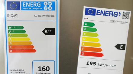 24.02.2021, Berlin, GER - Altes und neues Energieeffizienzlabel auf einer Kuehlschranktuer. Ab dem 01.03.2021 gelten in der EU fuer neue Elektrogeraete statt der alten Energieeffizienzklassen A bis D die neuen Klassen A-G. A, A, A, A, Aufkleber, B, Berlin, C, D, deutsch, Deutschland, E, Elektro, Elektrogeraete, Elektroneugeraete, Energie, Energieeffizienz, Energieeffizienzklassen, Energieeffizienzlabel, Energiefresser, Energieklassen, Energielabel, Energiesparer, Energieverbrauch, Energieverbrauchskennzeichnung, Energiewirtschaft, EU-Energielabel-Verordnung, Europa, europaeisch, F, Farbskala, G, Haushaltsgeraete, innen, Innenaufnahme, Kennzeichnung, Kuehlschrank, Label, Neugeraet, Neugeraete, niemand, Oekologie, QF, Querformat, Sk 