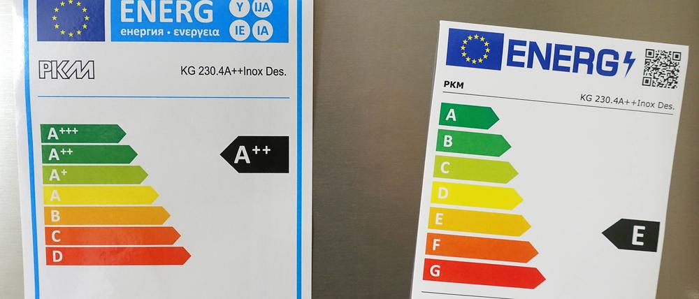 24.02.2021, Berlin, GER - Altes und neues Energieeffizienzlabel auf einer Kuehlschranktuer. Ab dem 01.03.2021 gelten in der EU fuer neue Elektrogeraete statt der alten Energieeffizienzklassen A bis D die neuen Klassen A-G. A, A, A, A, Aufkleber, B, Berlin, C, D, deutsch, Deutschland, E, Elektro, Elektrogeraete, Elektroneugeraete, Energie, Energieeffizienz, Energieeffizienzklassen, Energieeffizienzlabel, Energiefresser, Energieklassen, Energielabel, Energiesparer, Energieverbrauch, Energieverbrauchskennzeichnung, Energiewirtschaft, EU-Energielabel-Verordnung, Europa, europaeisch, F, Farbskala, G, Haushaltsgeraete, innen, Innenaufnahme, Kennzeichnung, Kuehlschrank, Label, Neugeraet, Neugeraete, niemand, Oekologie, QF, Querformat, Sk 