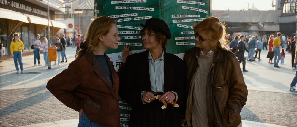 Christiane Carstens, Lisa Kreuzer und Gabi Herz in Pia Frankenbergs Berlin-Film „Nie wieder schlafen“ über den Roadtrip von drei Freundinnen. 