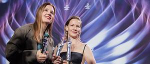 Sandra Hüller (rechts) und ihre Regisseurin Justine Triet, die für „Anatomie eines Falls“ die den Regie- und den Drehbuchpreis gewann.