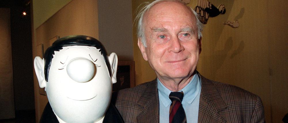 Vicco von Bülow alias Loriot steht neben der Büste einer seiner bekanntesten Figuren, dem Knollenasenmann.