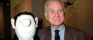 Vicco von Bülow alias Loriot steht neben der Büste einer seiner bekanntesten Figuren, dem Knollenasenmann.