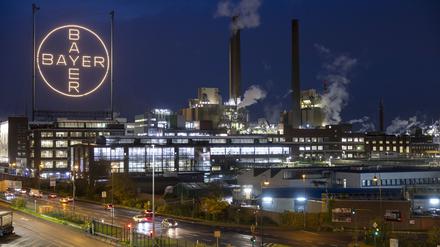 20.11.2023, Nrw, Köln: Das Bayer Kreuz, das Logo des Unternehmens, leuchtet auf dem Werksgelände von Bayer in Leverkusen. Bayer hat eine Studie mit einem wichtigen Medikamentenhoffnungsträger wegen mangelnder Wirksamkeit abgebrochen. Eine Phase-III-Studie zur Untersuchung des Mittels Asundexian bei Patienten mit Vorhofflimmern und Schlaganfallrisiko werde vorzeitig beendet, teilte der Konzern am späten Sonntagabend mit. Foto: Thomas Banneyer/dpa +++ dpa-Bildfunk +++