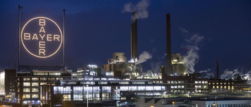 20.11.2023, Nrw, Köln: Das Bayer Kreuz, das Logo des Unternehmens, leuchtet auf dem Werksgelände von Bayer in Leverkusen. Bayer hat eine Studie mit einem wichtigen Medikamentenhoffnungsträger wegen mangelnder Wirksamkeit abgebrochen. Eine Phase-III-Studie zur Untersuchung des Mittels Asundexian bei Patienten mit Vorhofflimmern und Schlaganfallrisiko werde vorzeitig beendet, teilte der Konzern am späten Sonntagabend mit. Foto: Thomas Banneyer/dpa +++ dpa-Bildfunk +++