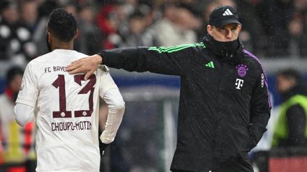 Ging nicht. Bayern-Trainer Thomas Tuchel tröstet Eric Maxim Choupo-Moting nach seiner Auswechslung. 