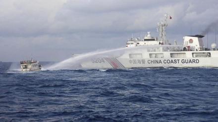 Ein Schiff der chinesischen Küstenwache schießt mit einem Wasserwerfer auf das von der philippinischen Marine betriebene Versorgungsschiff.