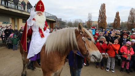 Sinterklaas kommt nach Potsdam
Bürgermeister Burkhard Exner empfängt gemeinsam mit Hans Göbel vom Verein zur Pflege niederländischer Kultur in Potsdam e. V. den Sinterklaas mit seinem Gefolge am Potsdamer Hafen. 