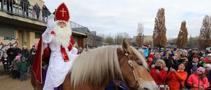 Sinterklaas kommt nach Potsdam
Bürgermeister Burkhard Exner empfängt gemeinsam mit Hans Göbel vom Verein zur Pflege niederländischer Kultur in Potsdam e. V. den Sinterklaas mit seinem Gefolge am Potsdamer Hafen. 