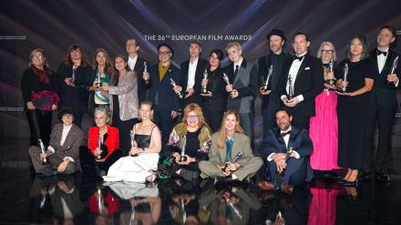 Die Preisträgerinnen und Preisträger des Europäischen Filmpreises 2023: Ana Lopez-Puigcerver, Anna Hints, Belen Lopez-Puigcerver, David Thion, Emita Frigato, Guler Sabanci, Isabel Coixet, Johnnie Burn, Justine Triet, Kicki Ilander, Laura Pedro, Laurent Senechal, Marie-Ange Luciani, Markus Binder, Molly Manning Walker, Pablo Berger, Rasmus Videbaek, Sandra Hueller, Simon Beaufils und Uljana Kim.