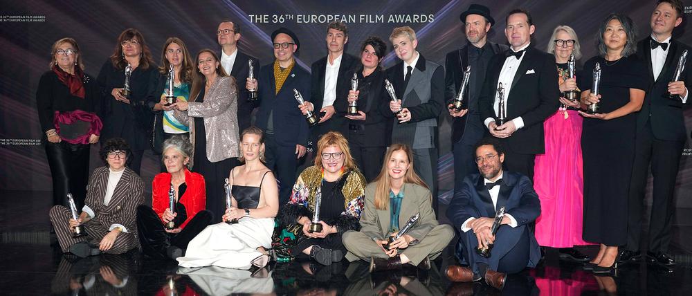 Die Preisträgerinnen und Preisträger des Europäischen Filmpreises 2023: Ana Lopez-Puigcerver, Anna Hints, Belen Lopez-Puigcerver, David Thion, Emita Frigato, Guler Sabanci, Isabel Coixet, Johnnie Burn, Justine Triet, Kicki Ilander, Laura Pedro, Laurent Senechal, Marie-Ange Luciani, Markus Binder, Molly Manning Walker, Pablo Berger, Rasmus Videbaek, Sandra Hueller, Simon Beaufils und Uljana Kim.