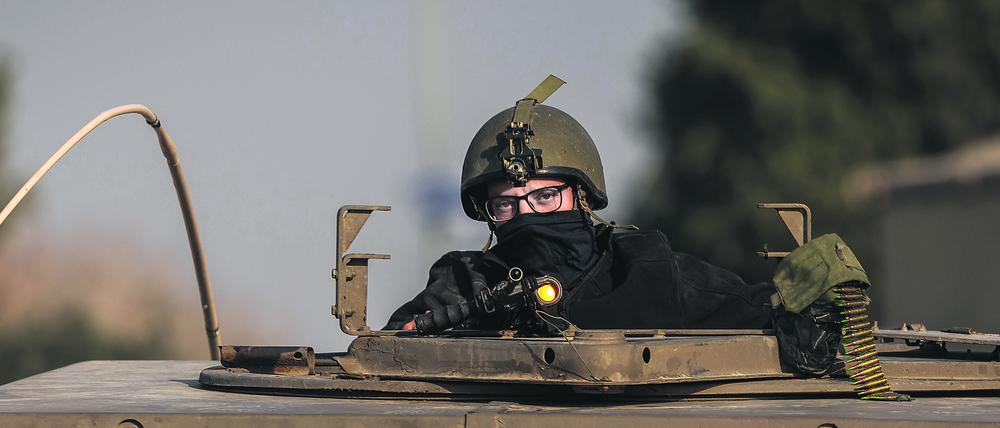 01.12.2023, Israel, Beeri: Israelische Soldaten sitzt nach dem Ende einer siebentägigen Waffenruhe zwischen Israel und der Hamas in einem gepanzerten Militärfahrzeug nahe der Grenze zwischen Israel und Gaza.