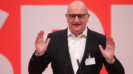 Berlin, Deutschland, 08.12.2023: Dietmar Woidke, Ministerpräsident von Brandenburg, hält eine Rede auf dem SPD-Bundesparteitag *** Berlin, Germany, 08 12 2023 Dietmar Woidke, Minister President of Brandenburg, gives a speech at the SPD federal party conference Copyright: xdtsxNachrichtenagenturx dts_27757