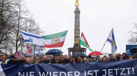 Solidarität mit jüdischen Menschen – dafür gingen am Sonntag-Nachmittag im Regen mehr als 3000 Menschen auf die Straße. Rabbi Yehuda Teichtal, Bundestagspräsidentin Bäbel Bas, der Sänger Roland Kaiser, der Publizist und Moderator Michel Friedman, der Regierende Bürgermeister Kai Wegner, Ex-Nationalkicker Arne Friedrich und andere bekannten Leute waren dabei. 