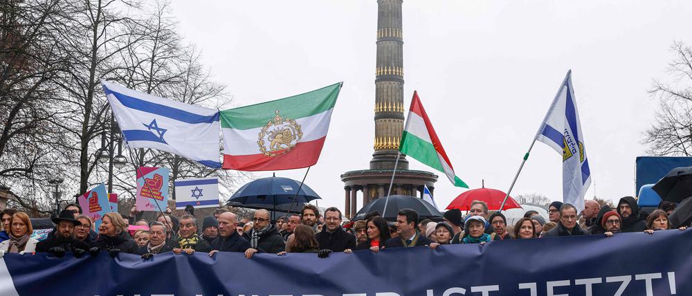 Solidarität mit jüdischen Menschen – dafür gingen am Sonntag-Nachmittag im Regen mehr als 3000 Menschen auf die Straße. Rabbi Yehuda Teichtal, Bundestagspräsidentin Bäbel Bas, der Sänger Roland Kaiser, der Publizist und Moderator Michel Friedman, der Regierende Bürgermeister Kai Wegner, Ex-Nationalkicker Arne Friedrich und andere bekannten Leute waren dabei. 