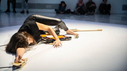 ++honorarfreie Verwendung NUR im Zusammenhang der Ausstellung+++
Naama Tsabar, Melodies of Certain Damage (Opus 2), Performanceansicht, Faena Art Center Buenos Aires, 2018. Komponiert und aufgeführt von Gabriela Areal, Rose Blanshei, Florencia Curci, Violeta Garci?a, Luciana Rizzo, Natalia Spiner, Sarah Strauss Naama Tsabar und Carola Zelaschi. © Faena Art Center, Foto: Jorge Miño
Pressefotos für die Ausstellung Naama Tsabar im Hamburger Bahnhof
22.03.2024 bis 22.09.2024
Kunst-Ausblick 2024 Ausstellungen 2024