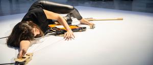 ++honorarfreie Verwendung NUR im Zusammenhang der Ausstellung+++
Naama Tsabar, Melodies of Certain Damage (Opus 2), Performanceansicht, Faena Art Center Buenos Aires, 2018. Komponiert und aufgeführt von Gabriela Areal, Rose Blanshei, Florencia Curci, Violeta Garci?a, Luciana Rizzo, Natalia Spiner, Sarah Strauss Naama Tsabar und Carola Zelaschi. © Faena Art Center, Foto: Jorge Miño
Pressefotos für die Ausstellung Naama Tsabar im Hamburger Bahnhof
22.03.2024 bis 22.09.2024
Kunst-Ausblick 2024 Ausstellungen 2024