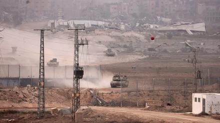 Ein Bild aus dem Süden Israels nahe der Grenze zum Gazastreifen zeigt israelische Panzerfahrzeuge, die aus dem palästinensischen Gebiet zurückkehren. 