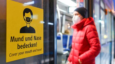 Eine Frau trägt eine FFP2-Maske. 