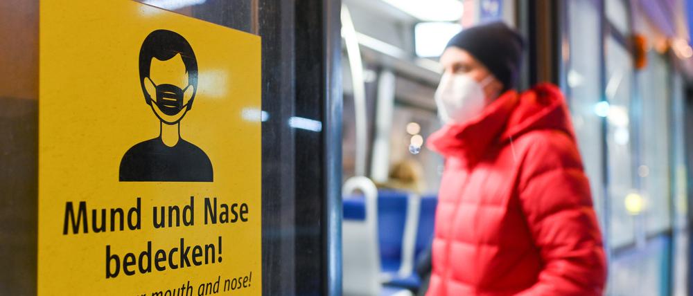 Eine Frau trägt eine FFP2-Maske.