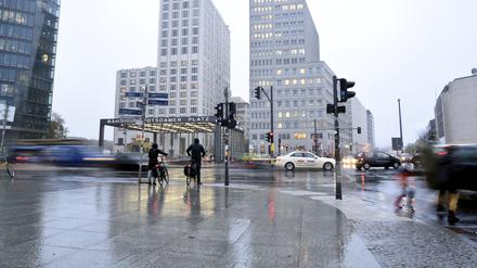Radfahrer und Fußgänger können sich kaum gegen die Windböen stemmen.
Foto: Doris Spiekermann-Klaas