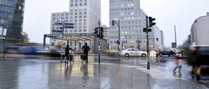 Herbstwetter - Regen und starker Wind machen raues Herbstwetter.
Am Potsdamer Platz - Ecke Stresemannstraße 
in Berlin Tiergarten.
Radfahrer und Fußgänger können sich kaum gegen die Windböen stemmen.
Foto: Doris Spiekermann-Klaas
