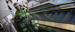 Umweltschützer Michael Evertz fährt mit seinem Fahrrad eine Rolltreppe hoch.