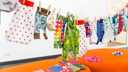 Die Leine voll. Ehrenamtliche vom Verein Herzenssache nähen Kleidung für Frühchen und auch für totgeborene Babys. Sie bitten um Spenden an „Menschen helfen!“.