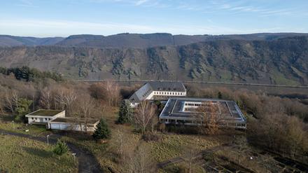 Versteckt und verlassen im Wald einer Anhöhe liegt die Anlage des sogenannten Cyberbunkers, in dem Kriminelle über Jahre ein illegales Rechenzentrum betrieben haben.