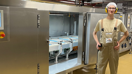 Henri Faller mag Schokolade und stört sich nicht am Lärm der Maschinen.