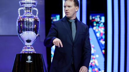 Die will er haben. Bundestrainer Julian Nagelsmann läuft an der EM-Trophäe vorbei. 