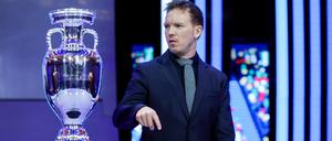 Die will er haben. Bundestrainer Julian Nagelsmann läuft an der EM-Trophäe vorbei. 