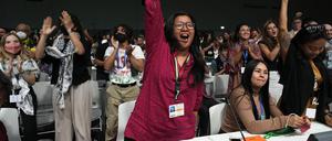  Dubai: Wardarina Thaib, Co-Vorsitzende und Programmbeauftragte des „Asia Pacific Forum on Women, Law and Development“ reckt den Arm in die Höhe während des Volksplenums während der Weltklimakonferenz der Vereinten Nationen (COP28).  