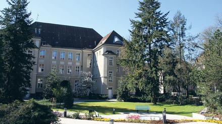 Parkanlage mit Blick auf das Verwaltungsgebäude: Das Jüdische Krankenhaus in Wedding ist das zweitälteste Krankenhaus Berlins.
