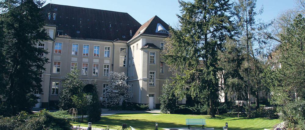 Parkanlage mit Blick auf das Verwaltungsgebäude: Das Jüdische Krankenhaus in Wedding ist das zweitälteste Krankenhaus Berlins.