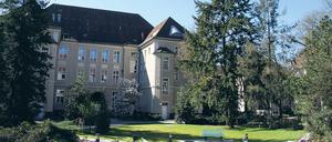 Parkanlage mit Blick auf das Verwaltungsgebäude: Das Jüdische Krankenhaus in Wedding ist das zweitälteste Krankenhaus Berlins.