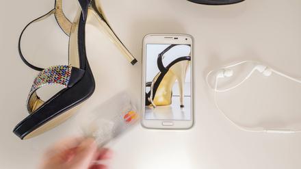 Schöne Schuhe kaufen viele Verbraucher inzwischen im Internet – vom heimischen Rechner oder unterwegs mit dem Smartphone.