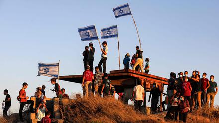 Israelische Siedler auf einem Hügel nahe der palästinensischen Stadt Halhul in der besetzten Westbank.