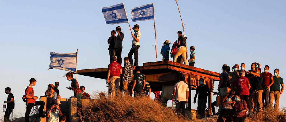 Israelische Siedler auf einem Hügel nahe der palästinensischen Stadt Halhul in der besetzten Westbank.