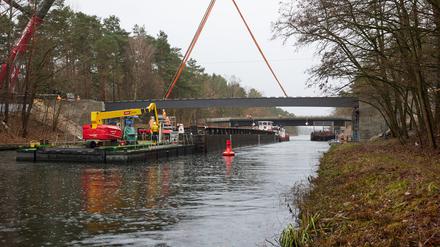 Stahlhohlkastenträger werden an der Neuen Fahlenbergbrücke in Köpenick montiert. Die Träger sind ca. 30 Tonnen schwer und etwa 40 Meter lang.