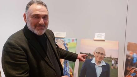 Rafael Herlich mit seinen Bildern.