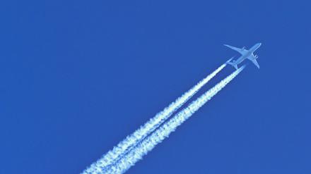 Langlebige Kondensstreifen von Flugzeugen lassen sich einer neuen Untersuchung zufolge schon durch eine geringe Veränderung der Flughöhe vermeiden.