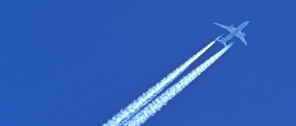 Langlebige Kondensstreifen von Flugzeugen lassen sich einer neuen Untersuchung zufolge schon durch eine geringe Veränderung der Flughöhe vermeiden.