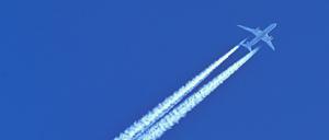 Langlebige Kondensstreifen von Flugzeugen lassen sich einer neuen Untersuchung zufolge schon durch eine geringe Veränderung der Flughöhe vermeiden.