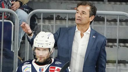 Wo bin ich hier gelandet? Mannheims neuer Trainer Dallas Eakins (rechts).