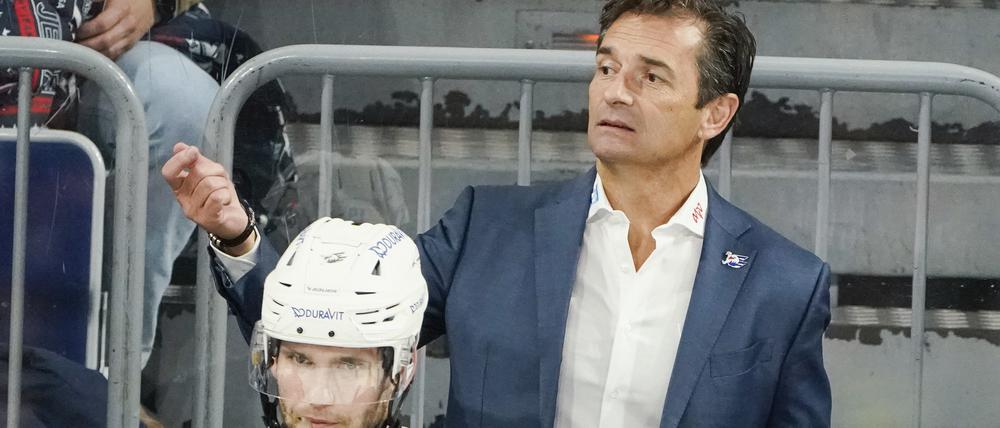 Wo bin ich hier gelandet? Mannheims neuer Trainer Dallas Eakins (rechts). 